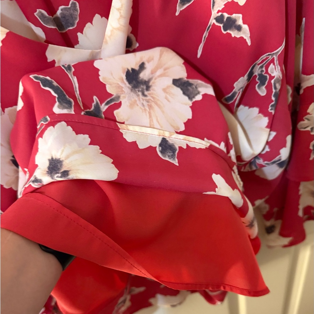 Floral Ruffle Sleeve Top - Perfect for Spring 🌷🌺 - Picture 5 of 8